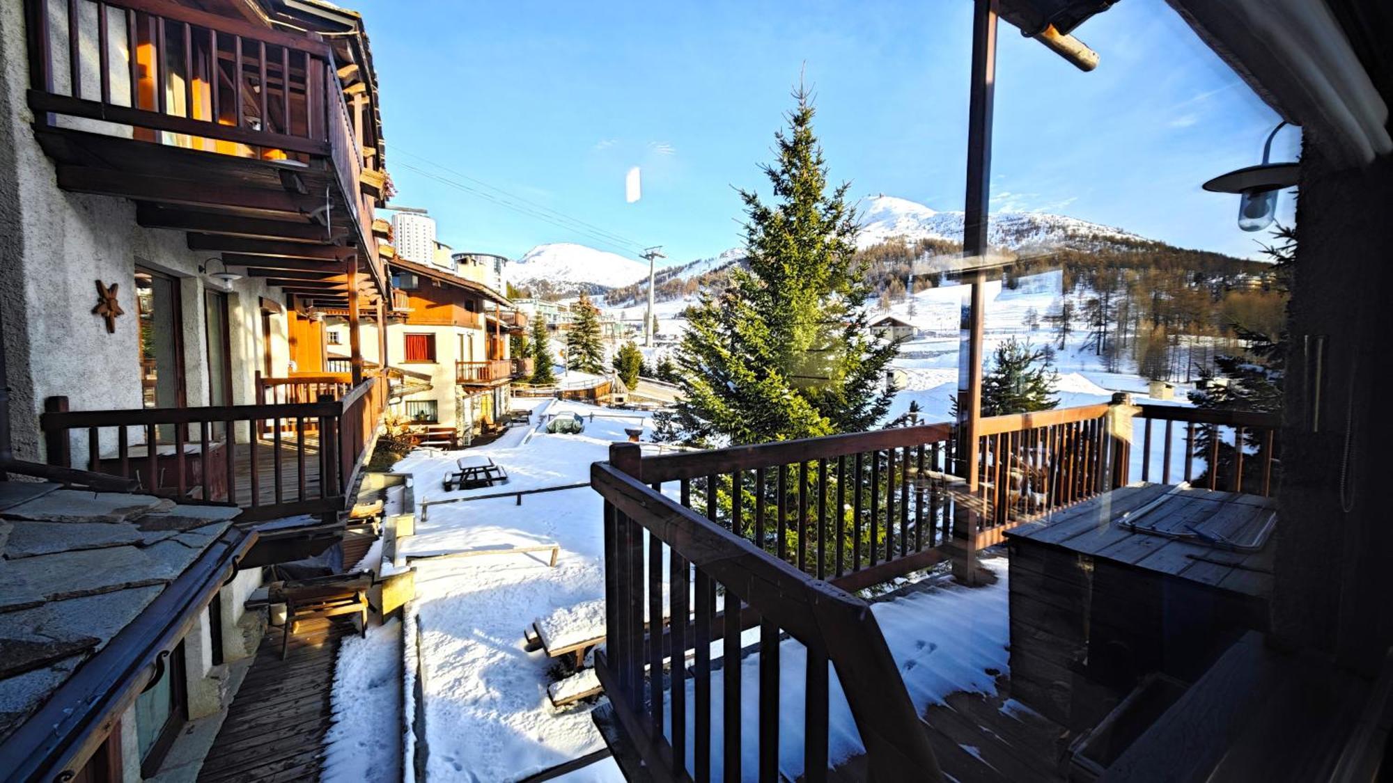 Hostdomus - Imperial Chalet Villa Colle Colle Sestriere Exterior photo